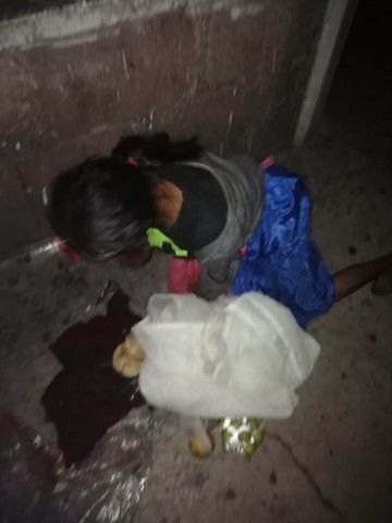 Mujer ebria estaba dormida con su bebé a un lado en la noche en el